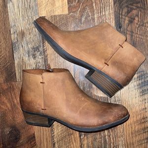 Clarks Women's Tan/Brown Distressed Leather Addiy Zora Ankle Bootie Size 8.5M
